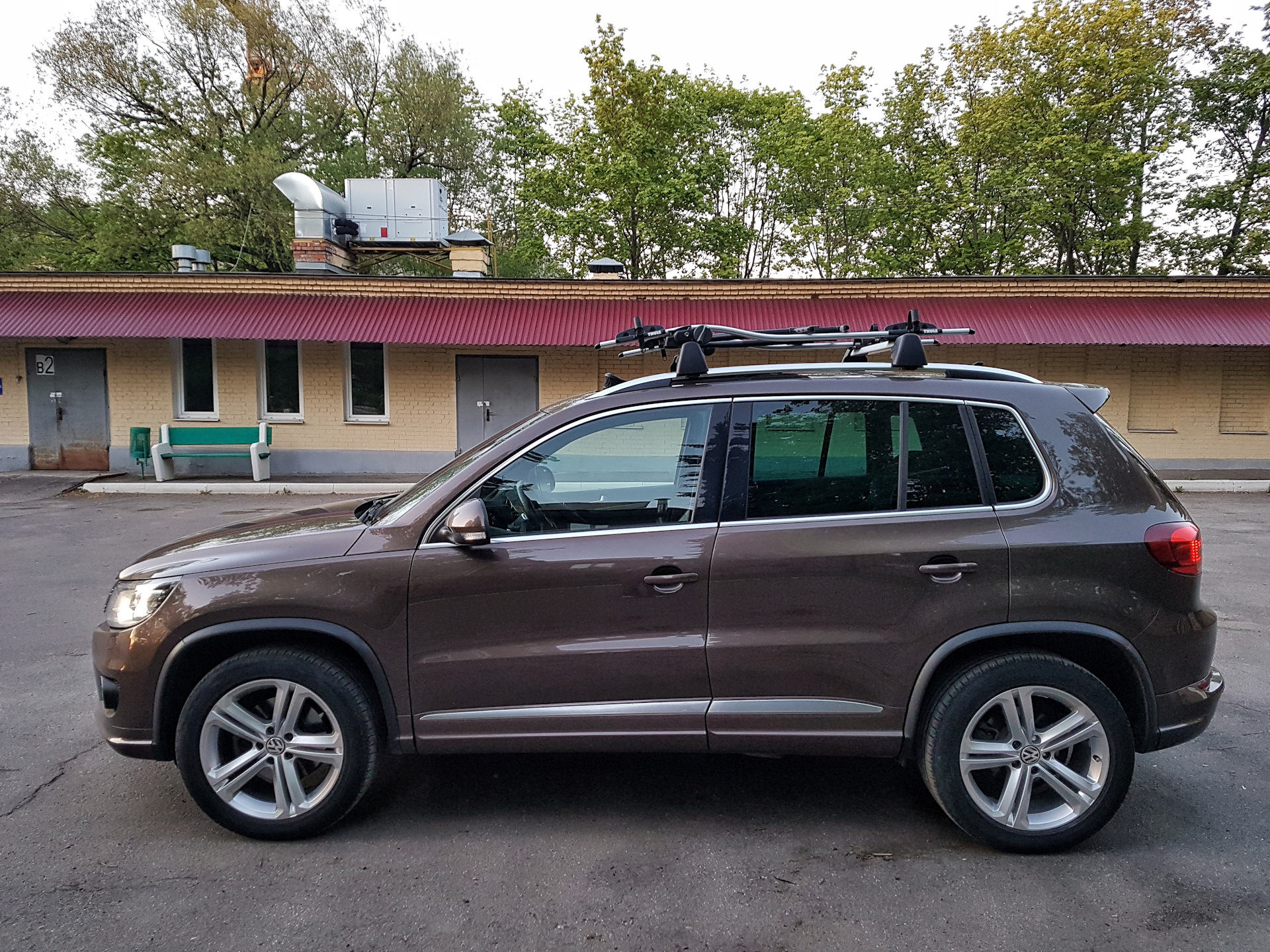 Рейлинги Тигуан 2. Тигуан 2 с рейлингами. Tiguan 2 без рейлингов. Багажник от q5 на Tiguan.