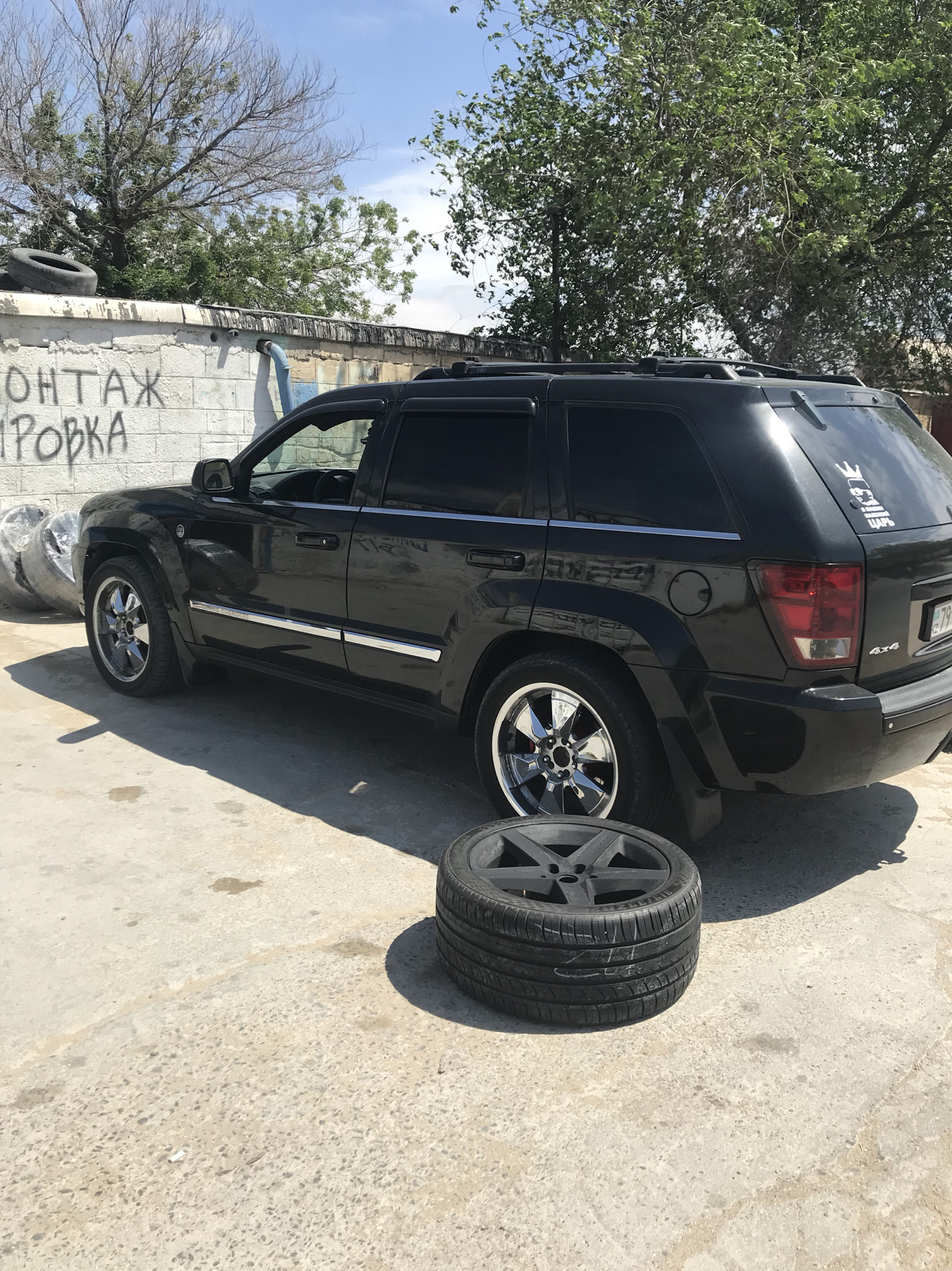 Диски чероки. Jeep Grand Cherokee wk1 r20. Диски Grand Cherokee srt wk1. Grand Cherokee r20 srt. Диски на Гранд Чероки r20.