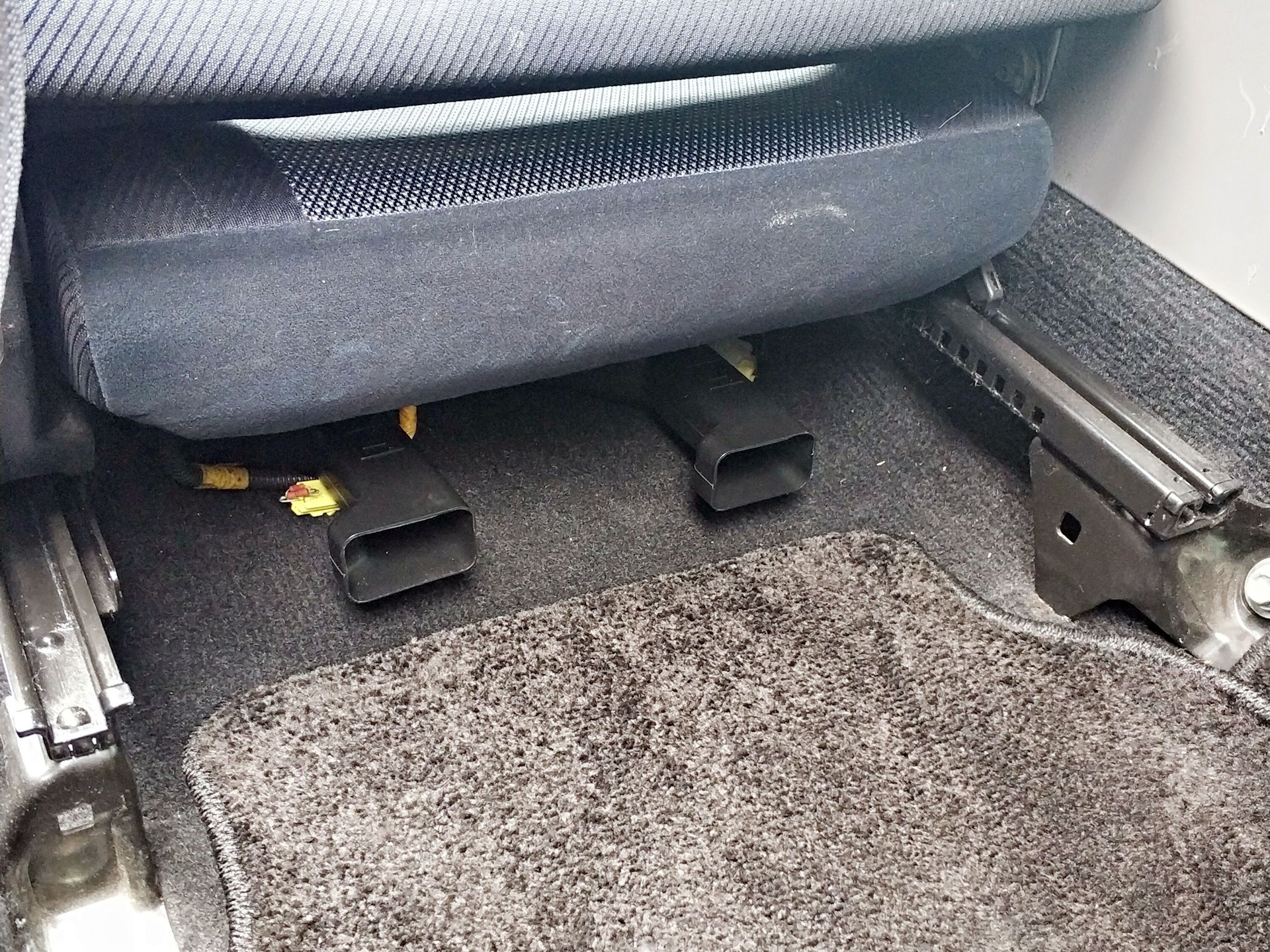 датчик под сиденьем рав 4. блок под сидением тигуан 2. Octavia a7 разъем под сидением. фишкa под водительским сиденьем bmw f10. пол под водительским сиденьем пежо партнёр tp.