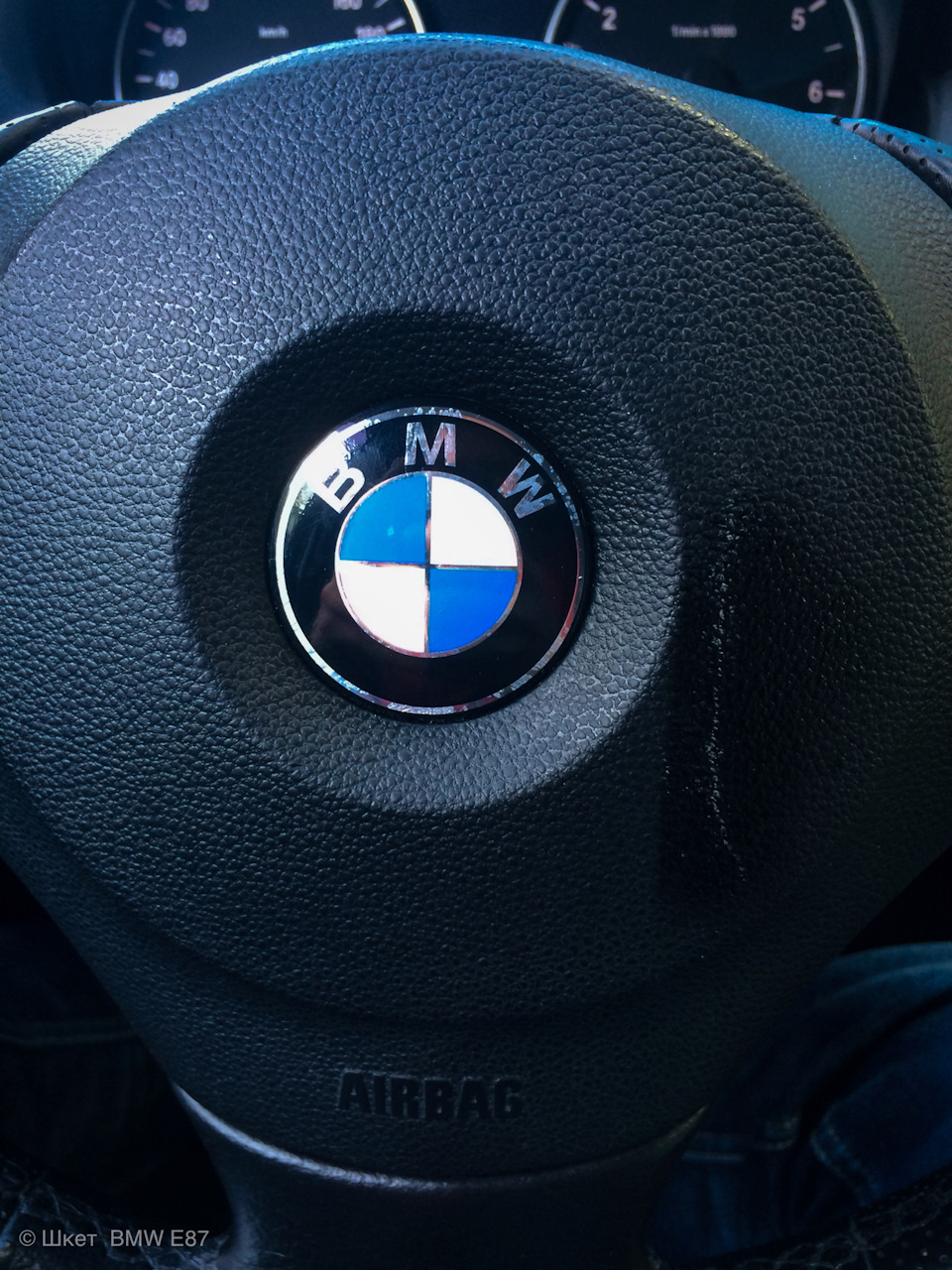 значок бмв на руле
