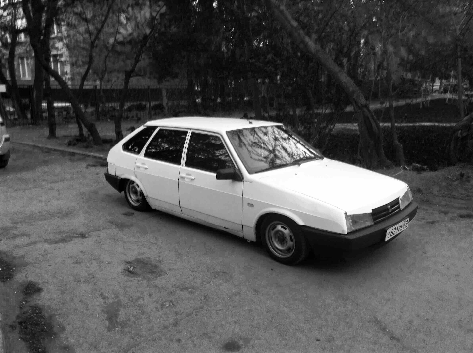 Белая 9 букв. Lada 2109 White. ВАЗ 2109 белая тонированная заниженная. ВАЗ 2109 белая на стиле. ВАЗ 2109 черно белая.