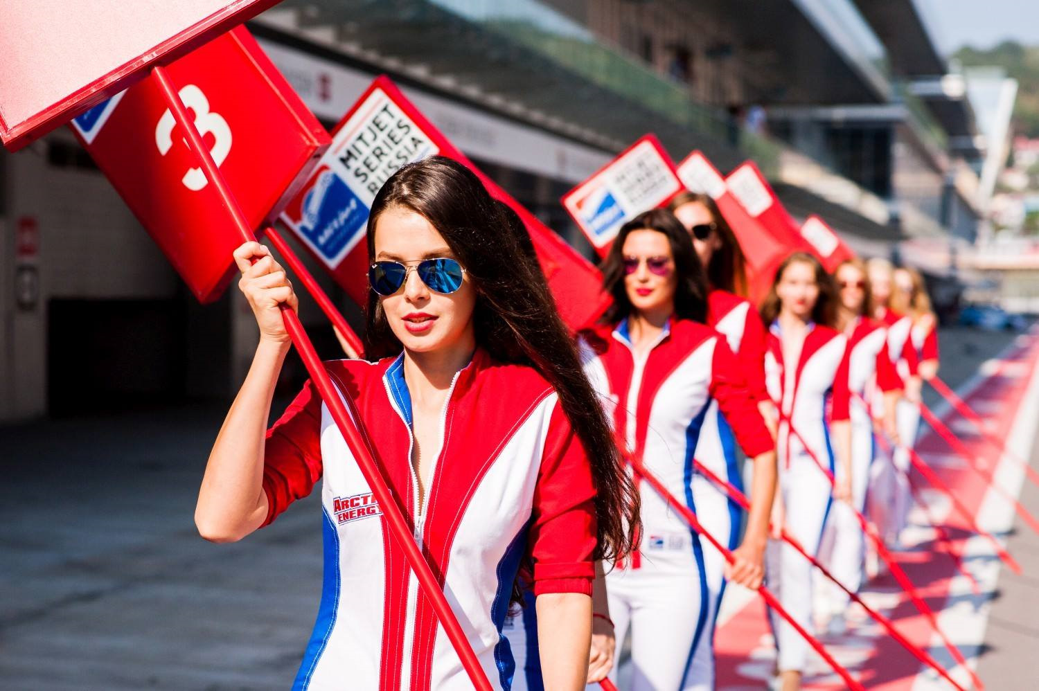 Grid girls. Грид герлз. Болельщицы на гонках. Грид герлз в белом. Автоспорт девушки.