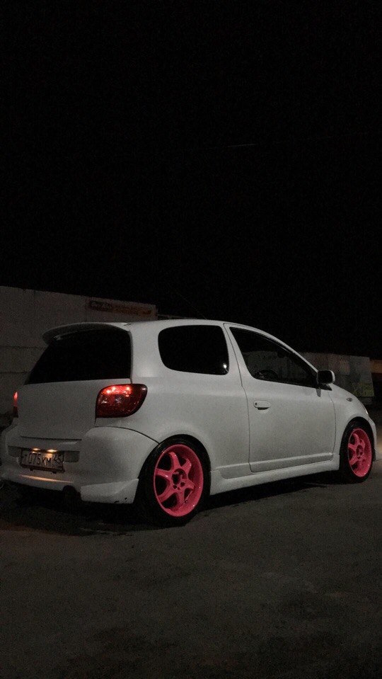 Toyota Vitz 2001 White stance