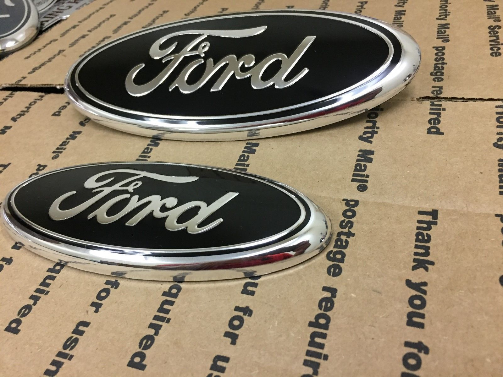 Черная эмблема "Ford" .
