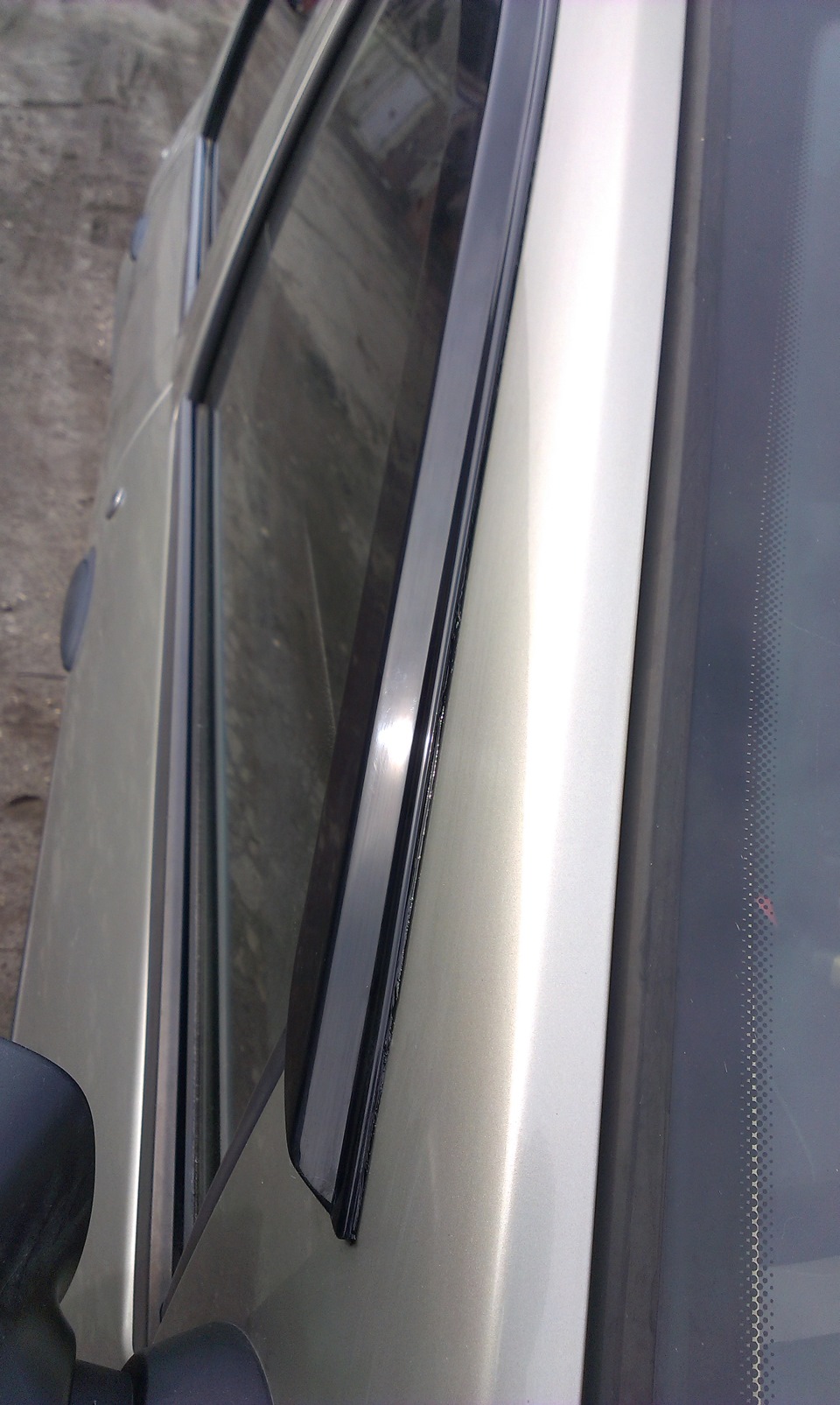 Ветровик и новые колпаки — Renault Logan (1G), 1,4 л, 2010 года ...