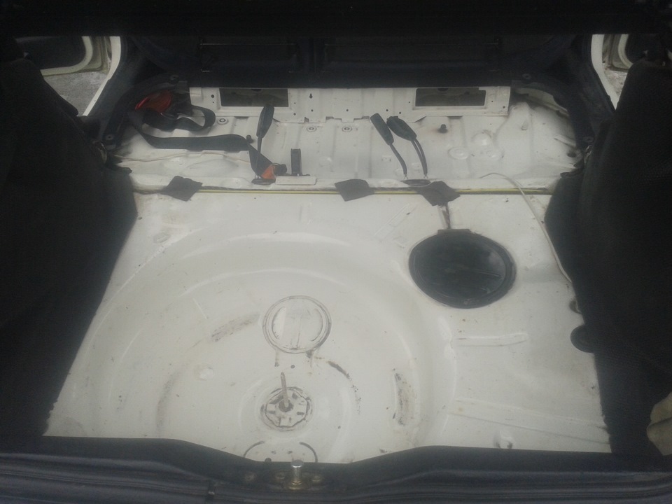 снимаем сидухи, выметаем мусор, протираем — Volkswagen Golf Mk3