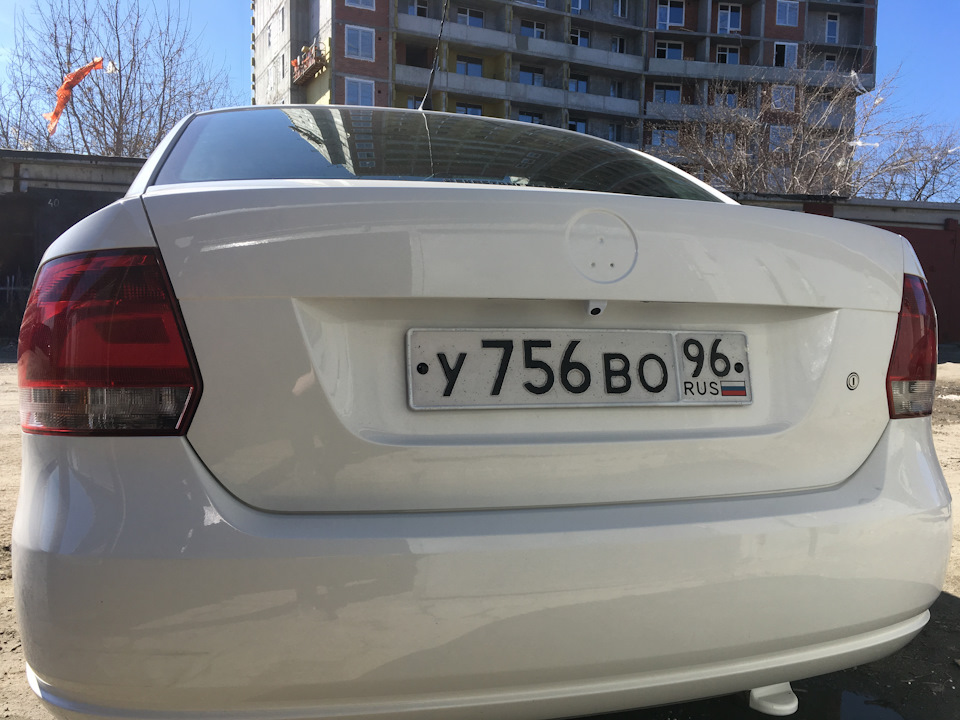 Как снять эмблему с багажника Покраска заднего значка Vw Polo Sedan в белый цвет - Volkswagen Polo Sedan, 1,6 