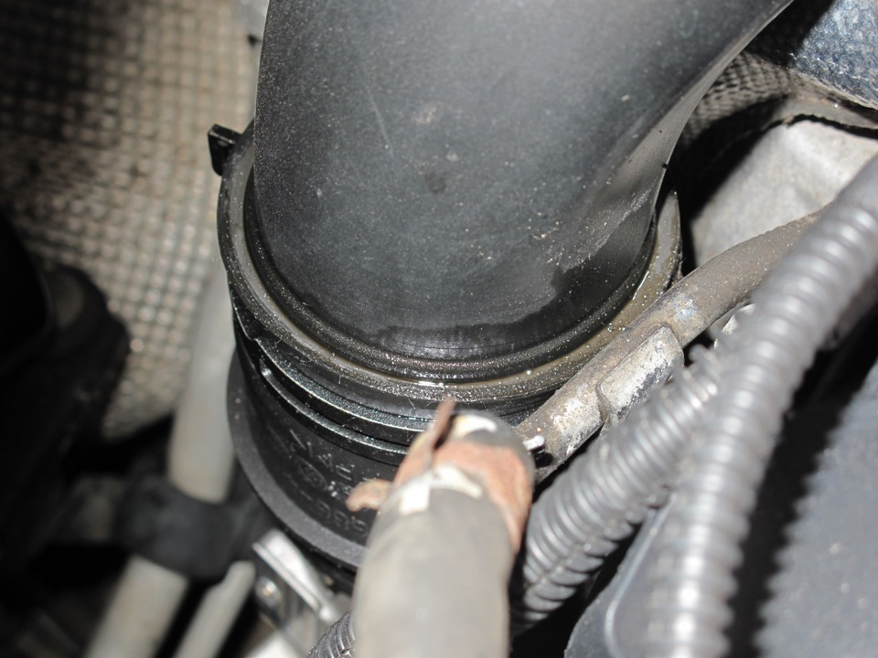 8 tsi. 8 tsi cdab. Сливной патрубок турбины тигуан. Потеет шланг радиатора. Запотевание патрубка турбины.