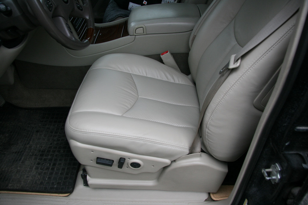 Память водительского сидения. Передние сиденья Cadillac Escalade 2001. Водительского сидения Cadillac SRX 1. Cadillac Escalade 2015 передние сиденья. Передние сиденья Cadillac Escalade.