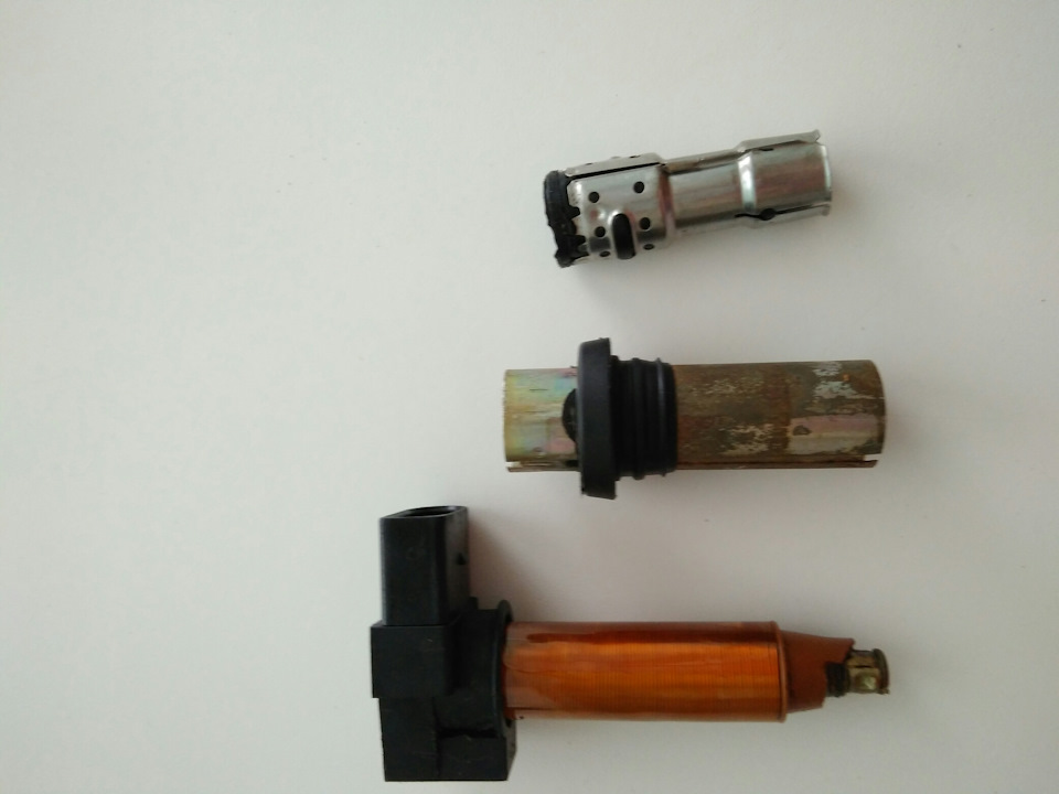 Сломанная катушка зажигания. Катушка зажигания 1zz-fe. фото поломанной катушки. сломанная катушка зажигания фото.