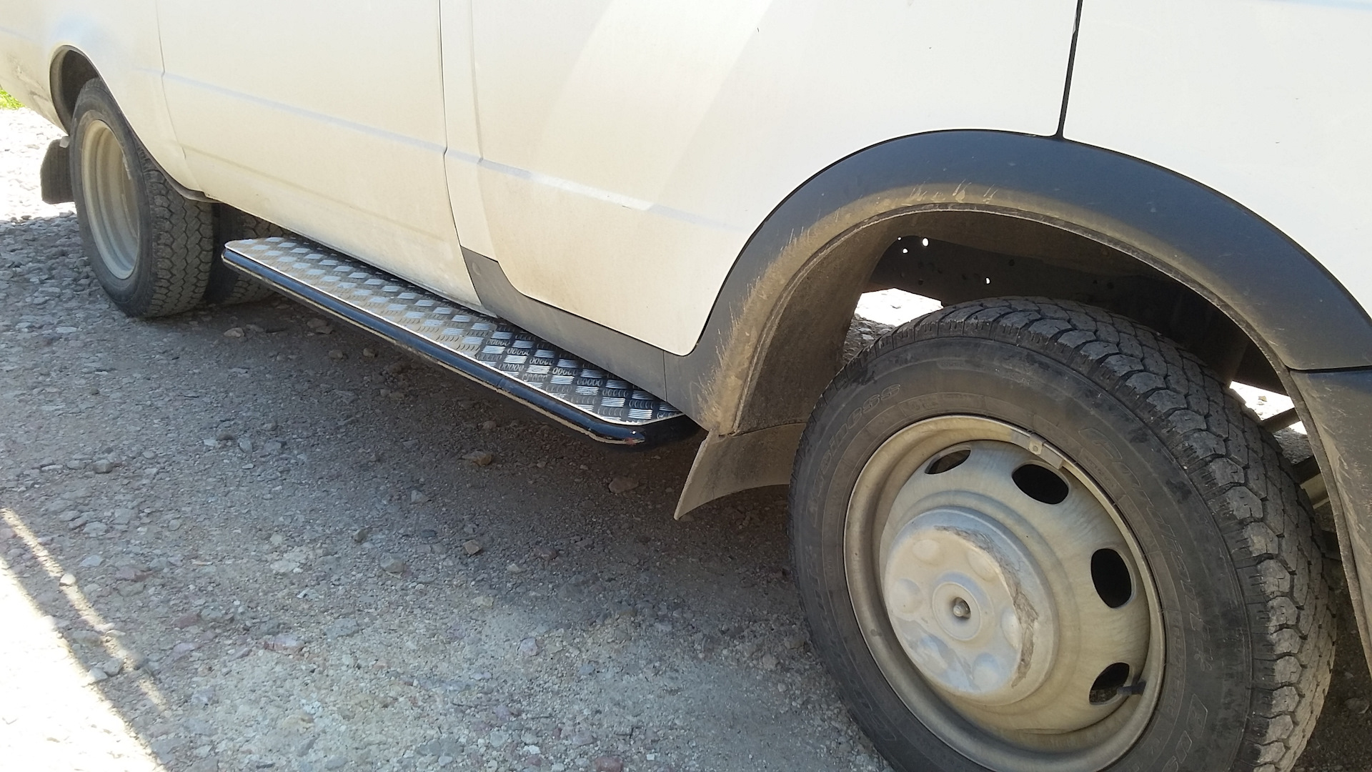 Клык бампера газель некс. Боковина заднего бампера газ-2705. Боковина бампера газель 2705. 2705 боковина заднего бампера. Накладка заднего бампера 2705.