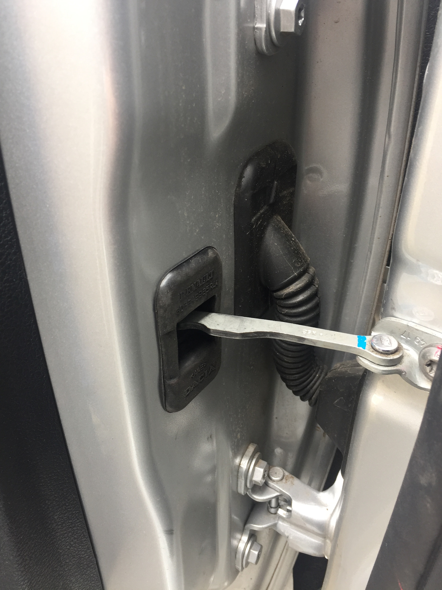 замок двери дастер. ограничитель двери дастер передний левый. Duster ограничитель двери левый передний. фиксатор двери дастер. фиксатор двери дастер.