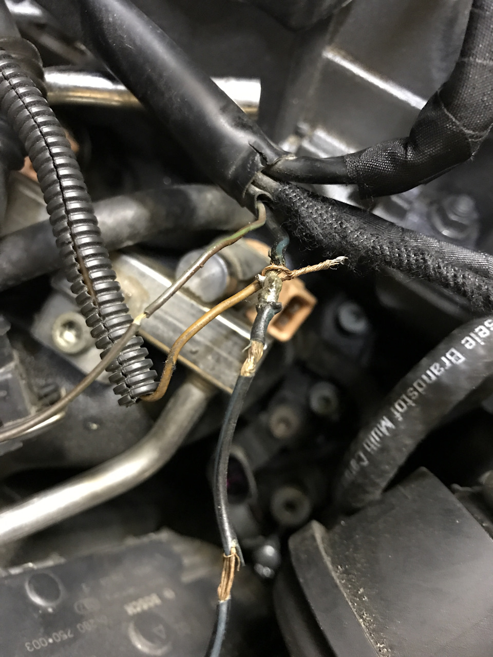 Привет от газовщиков 🤦🏼‍♂️Я понимаю что они не электрики, но руки за такое поотрывать — Audi Allroad (C5)