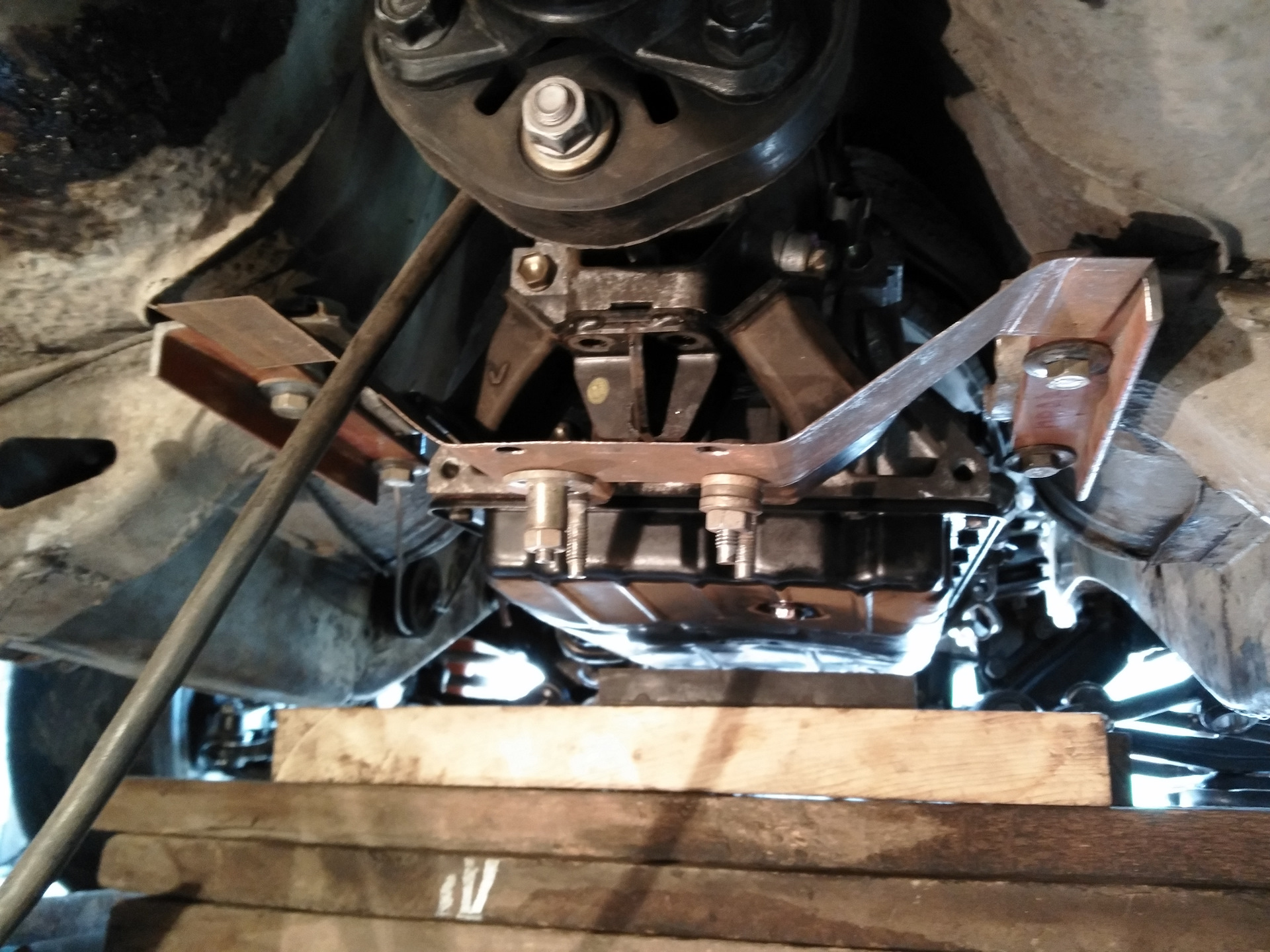 Опора КПП ГАЗ 24. Опора под коробку ГАЗ 24. Траверс мотора УАЗ. Скоба для снятия двигателя ГАЗ-69