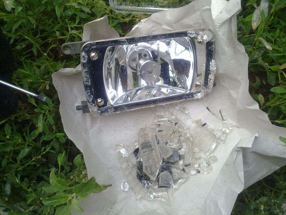 Замена стекла противотуманки — Lada 2115, 1,6 л, 2013 года | своими ...