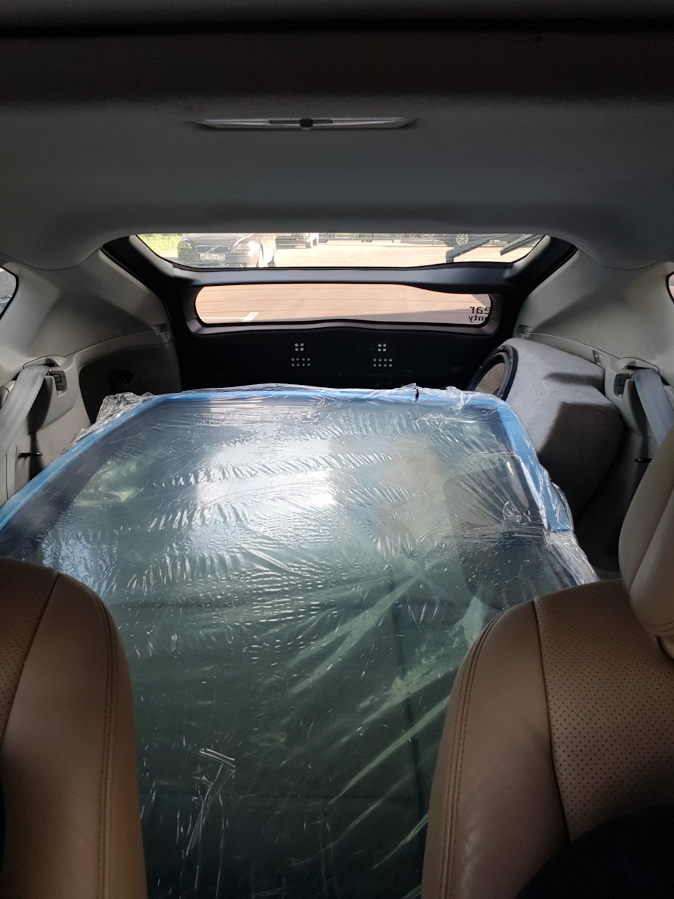 Вот так вёз его. Стекло упиралось в правый борт и в саб — Toyota Prius (30)