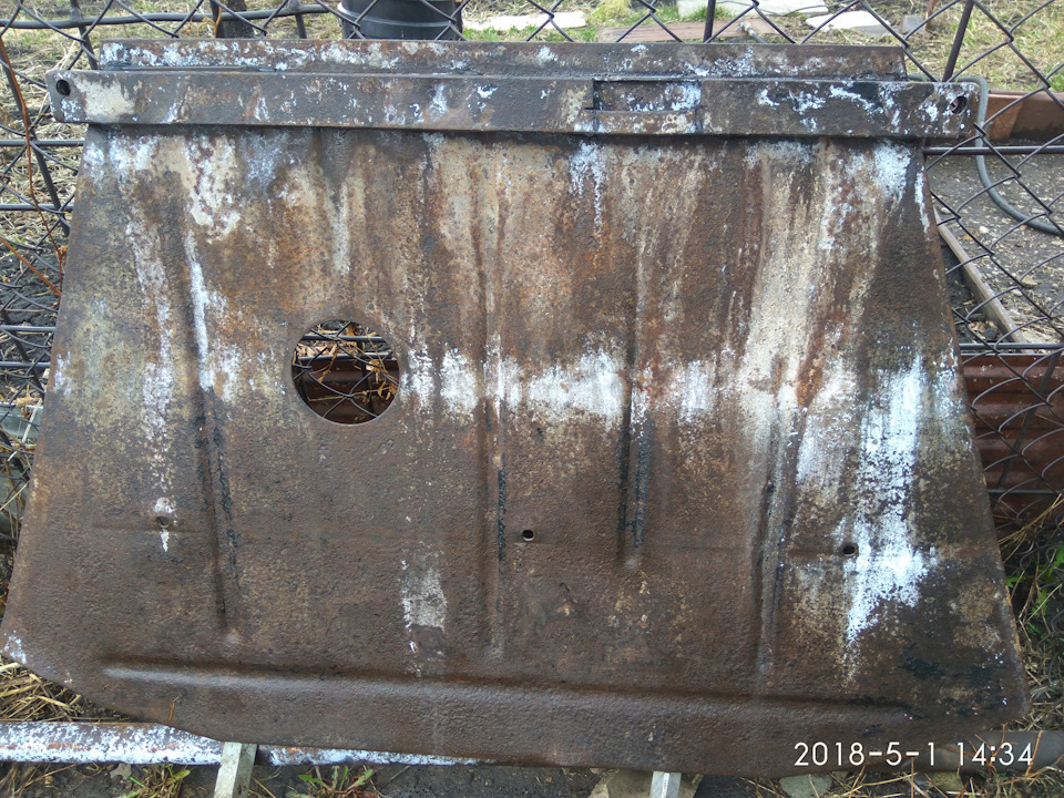 Защита при обработке ортофосфорной. Защита самоделка. Отверстие вообще даже близко не попадает под пробку. — Ford Fiesta (Mk V)