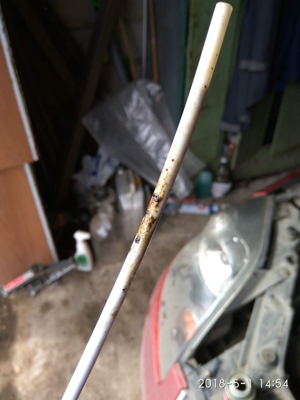 На трубочке видны хлопья, в руках размазываются. — Ford Fiesta (Mk V)