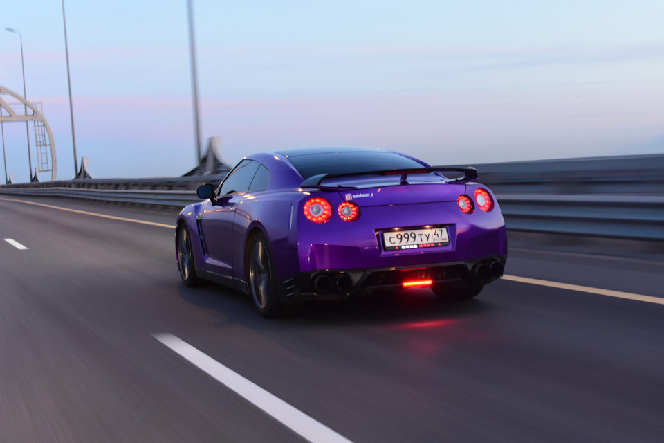 Nissan GTR 2022 фиолетовая