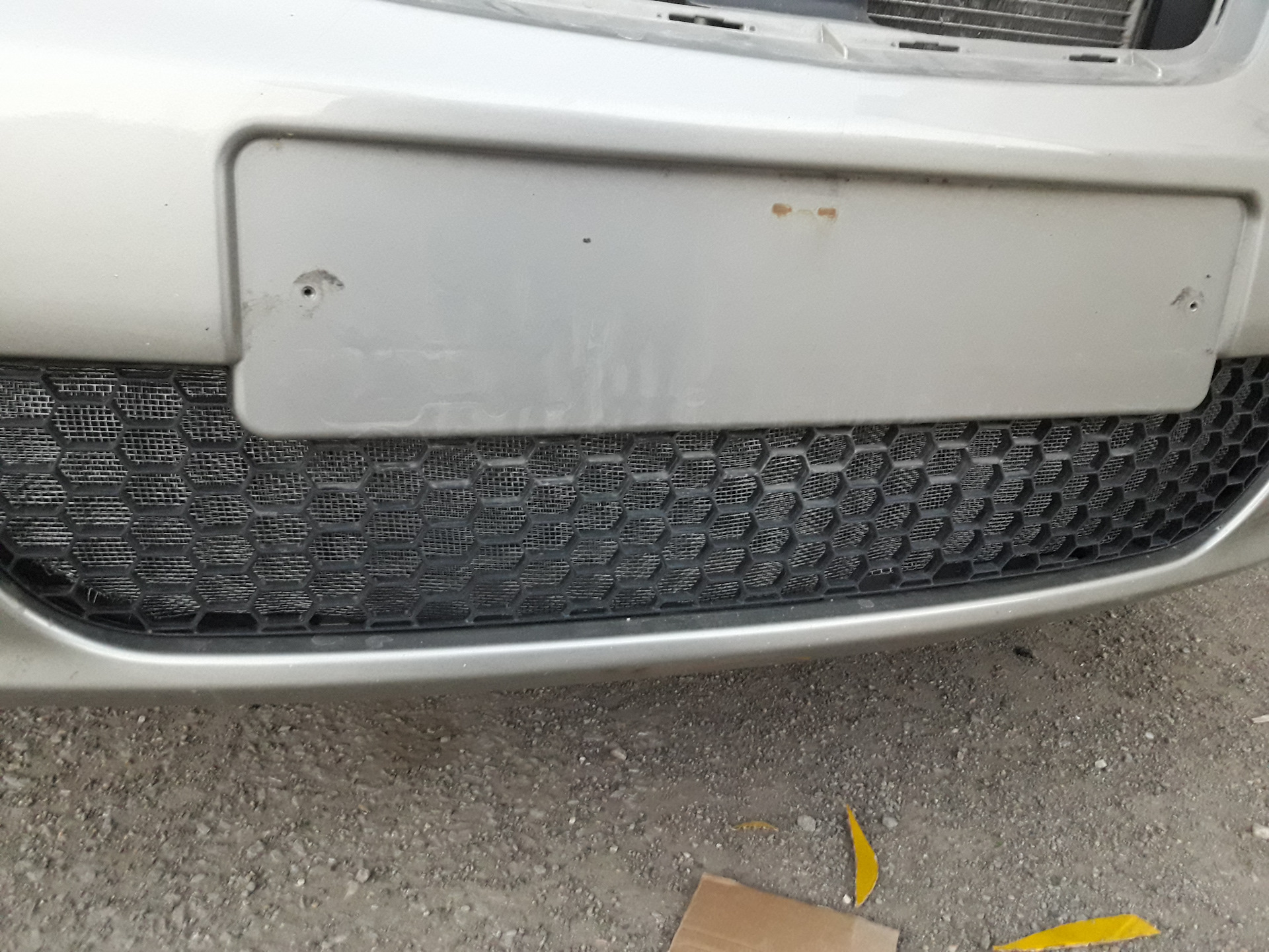 Снятие нижней решетки радиатора ларгус с кондиционером. Крепление радиатора lada largus. Верхняя решетка радиатора ларгус. Как снять решетку радиатора ларгус. Лада ларгус решетка радиатора внутри капота.