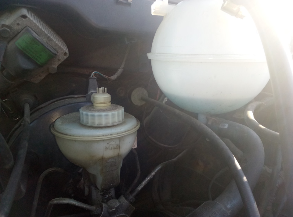 Течь помпы. Течь тормозной жидкости. — Volkswagen Golf Mk3, 1,8 л, 1993 ...