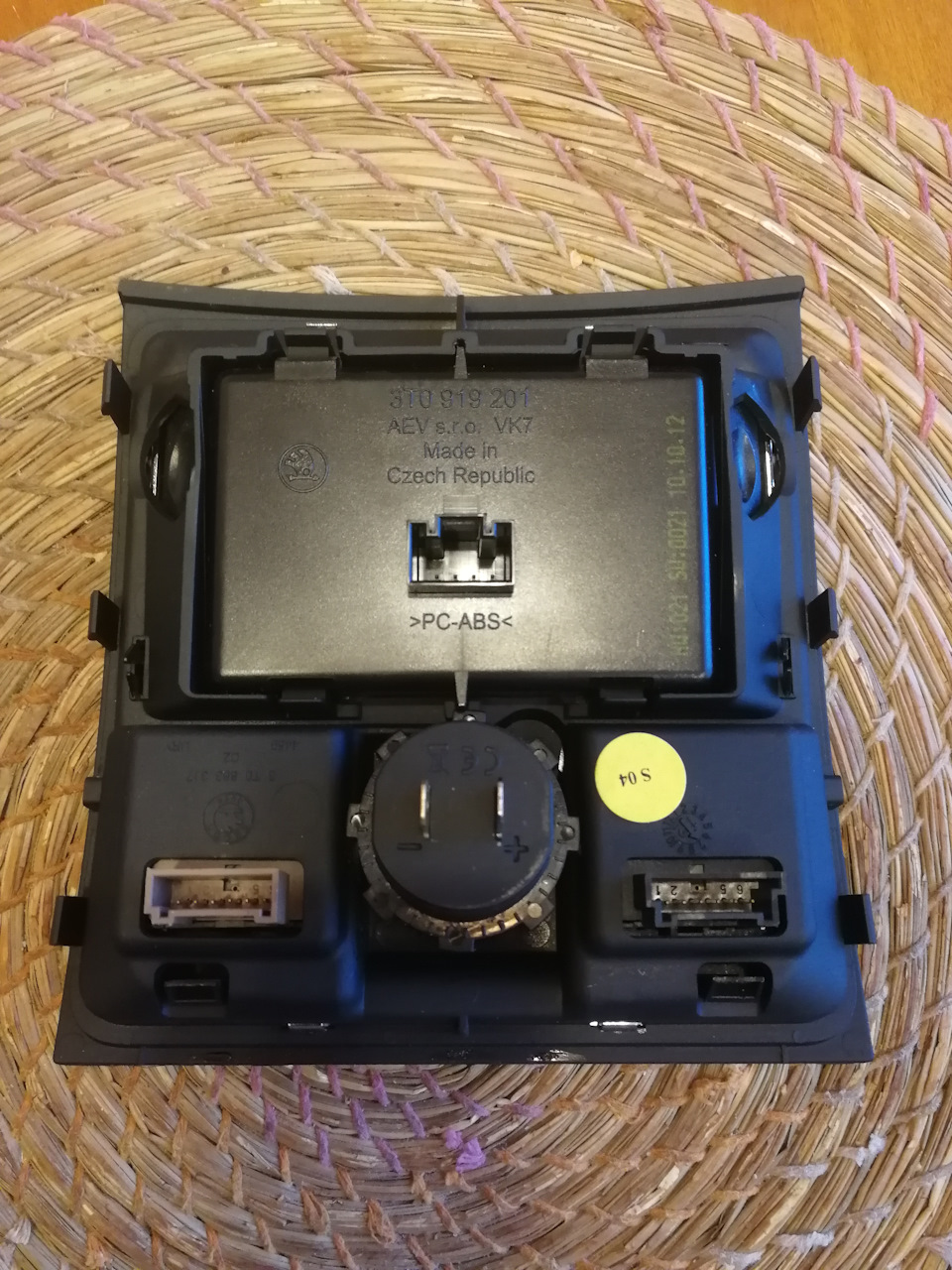 USB зарядка вместо прикуривателя задних пассажиров — Skoda Superb Mk2 ...