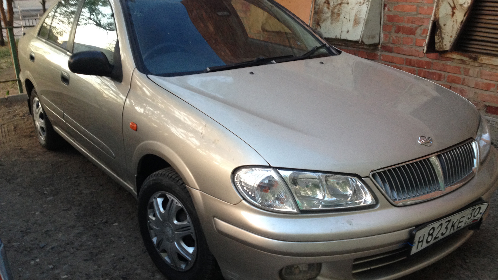 Nissan Sunny (N16) 1.5 бензиновый 2002 | золотой санек на DRIVE2