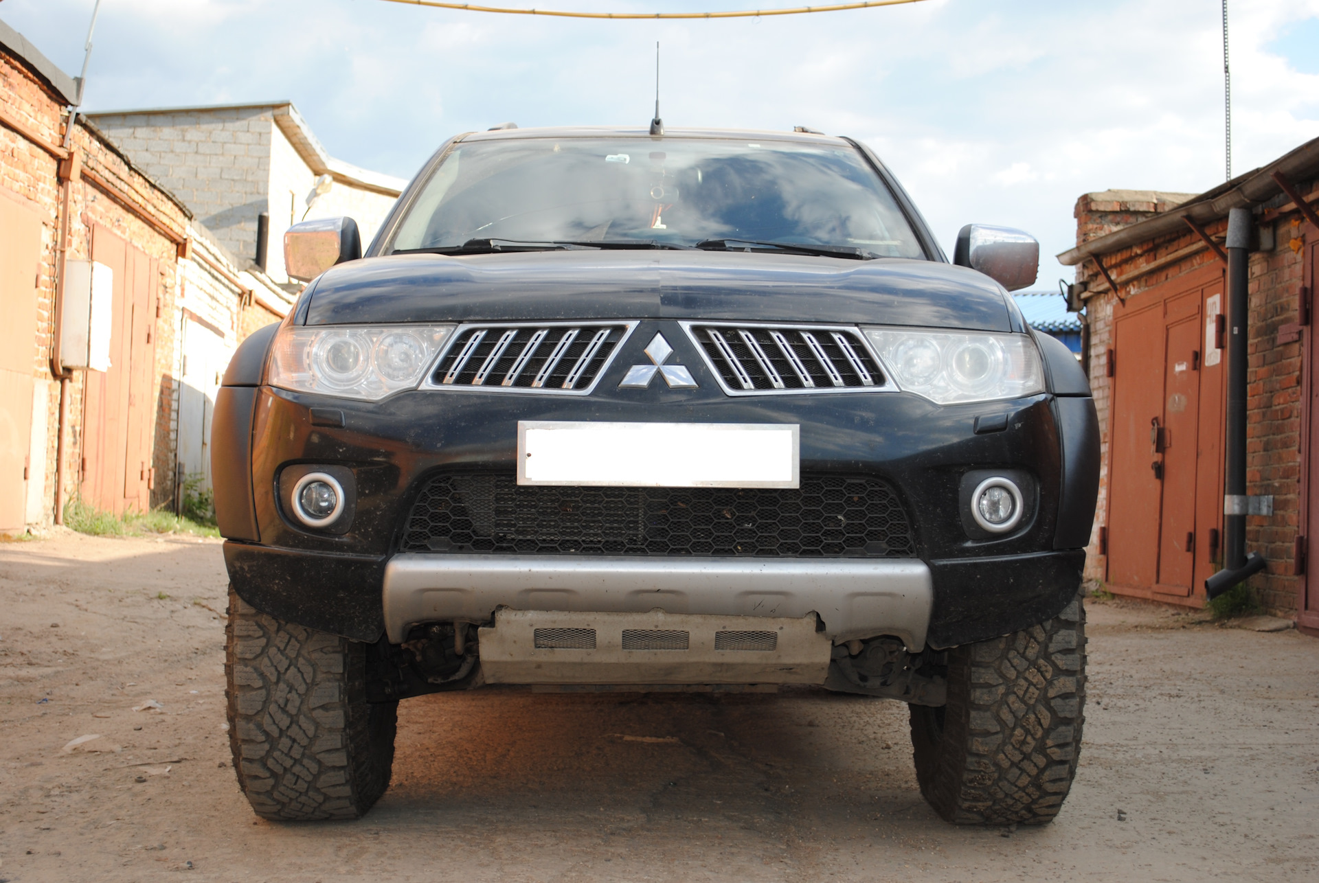 Фара mitsubishi pajero sport 2