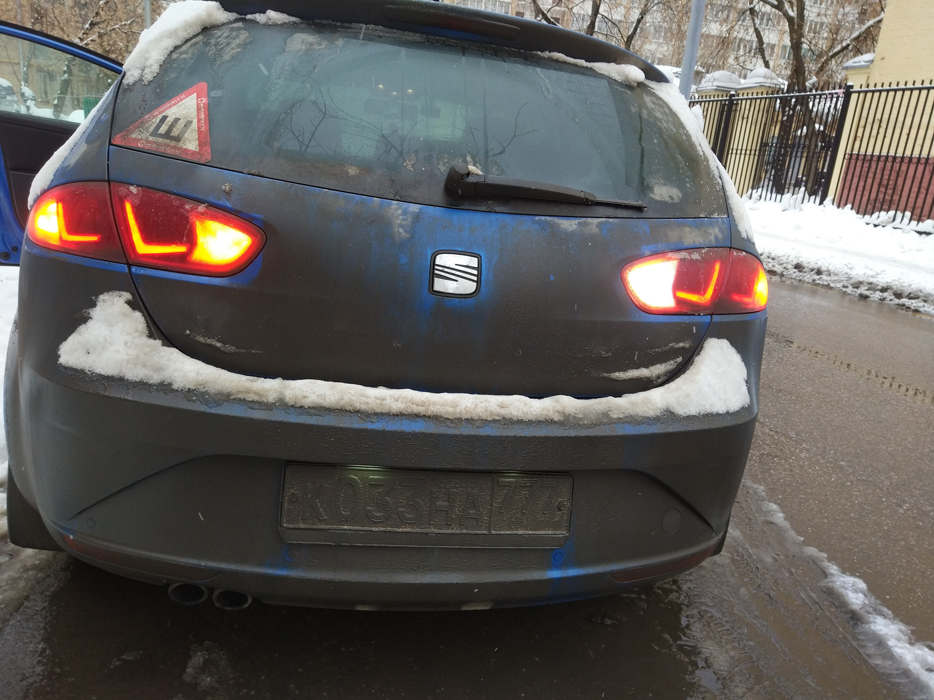 Задний ход автомобиля. Свет заднего хода Сеат Леон 2008. Seat Leon 3 фонари заднего хода свет. Seat Leon 2015 лампочка заднего хода. Вторая лампа заднего хода Seat Leon 1p1.