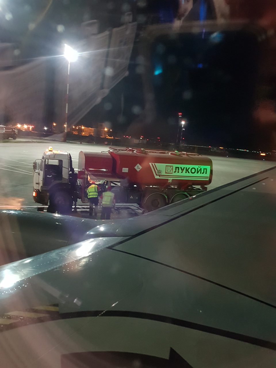 Лукойл льет топливо в самолет — KIA Picanto (2G)