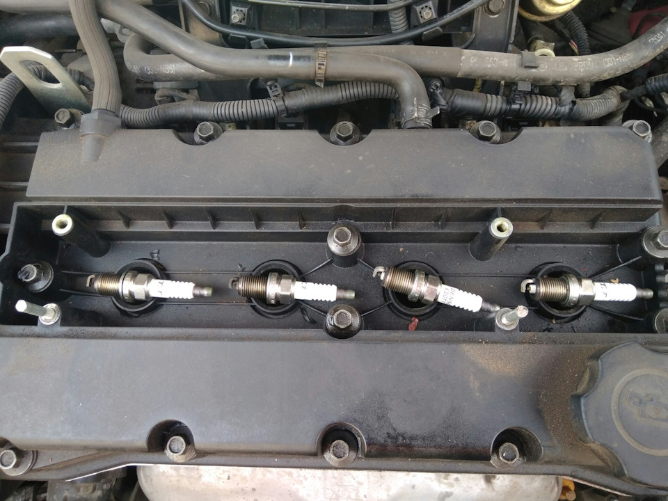 Проверка свечей + Красный герметик под клапанную крышку (год спустя ...