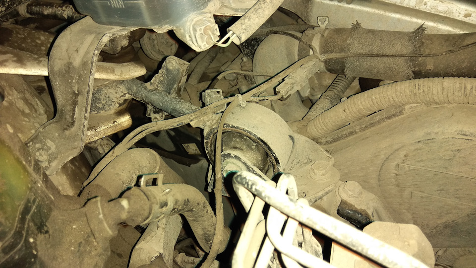 Заменил верхнюю подушку двигателя… — Toyota Harrier (2G), 3 л, 2004 ...