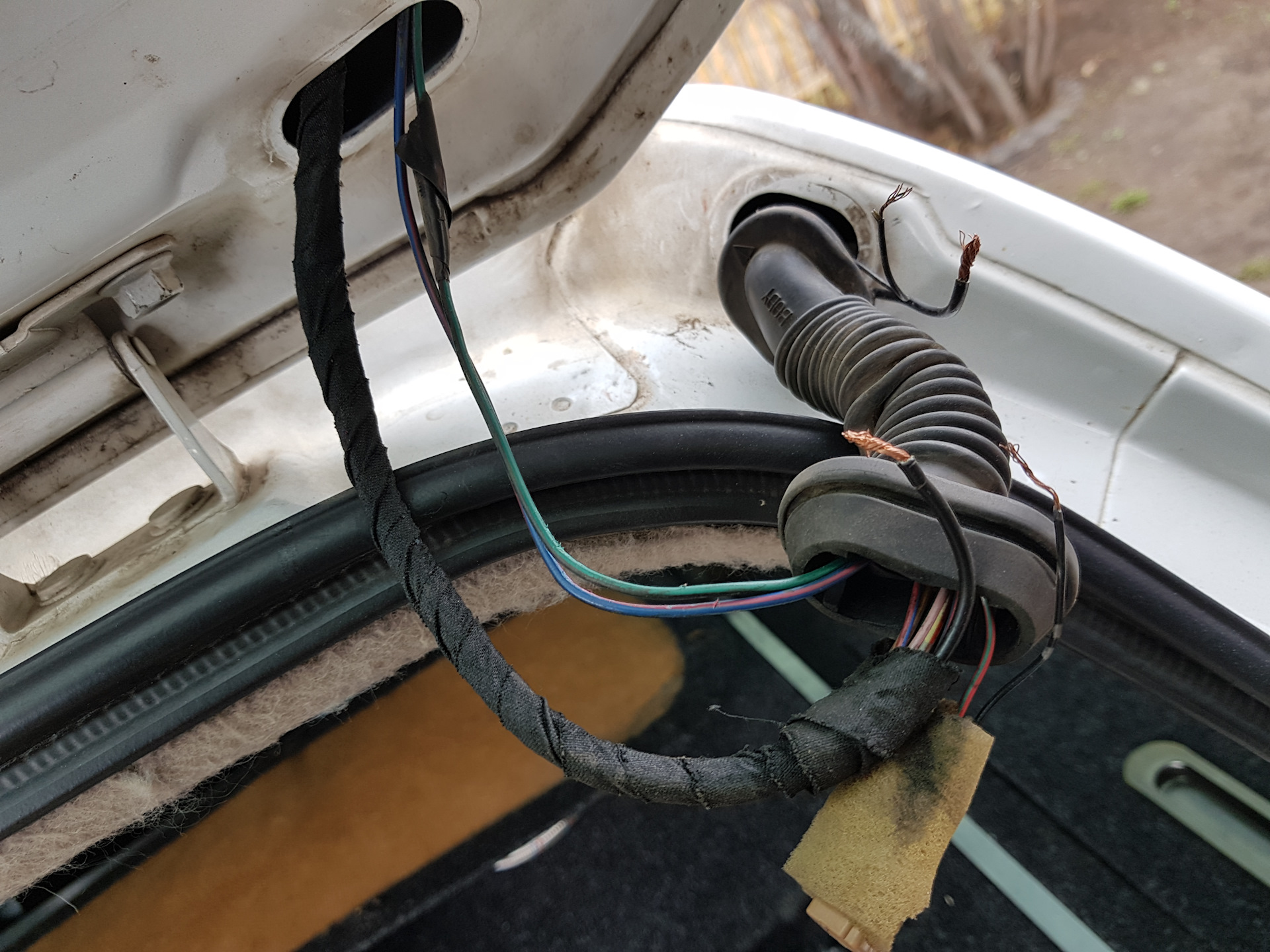 Вокруг обычным спокойным порядком шла работа глубоко внизу сигналили машины гремела арматура