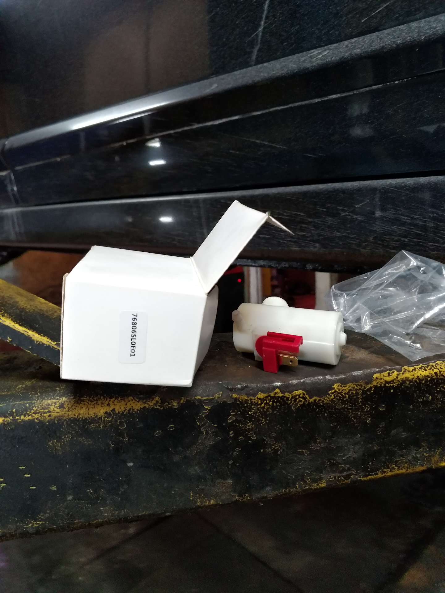 Замена насоса омывателя лобового стекла 2 — Honda Civic 4D (8G), 1,8 л ...