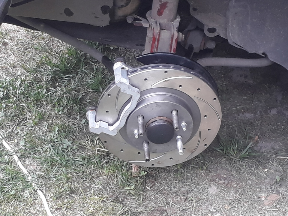 Установка тормозных. Направление вентилируемых тормозных дисков. Суппорта jbt. Тормозная система mazda 6. Суппорт лс600.