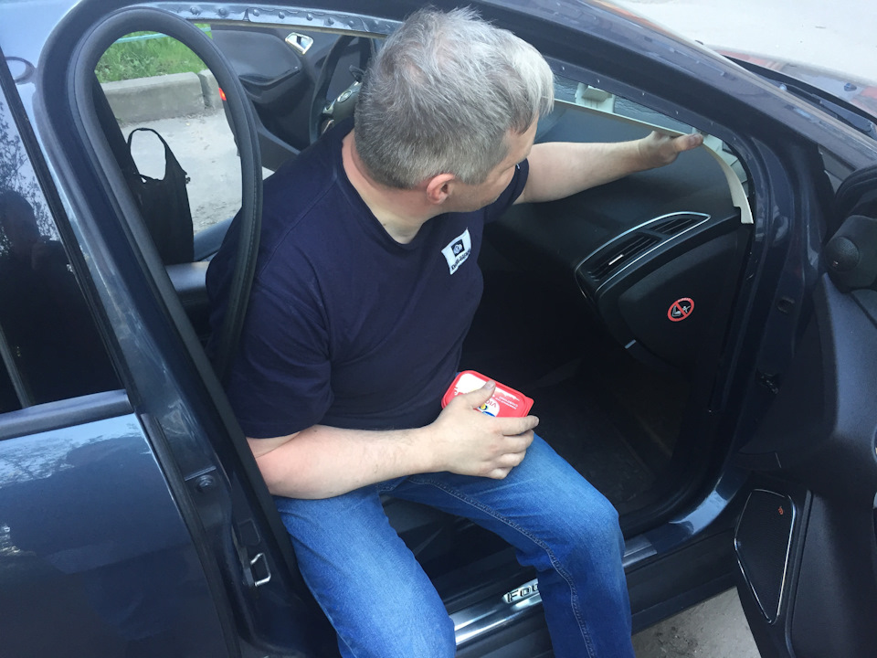 А вот и сам дипломированный специалист с плавленным сырком в руках ))) — Ford Focus Hatchback III