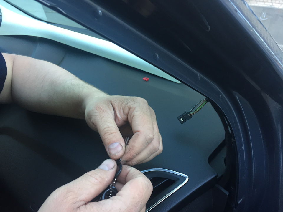 Золотые руки находят нужный разъём ) — Ford Focus Hatchback III