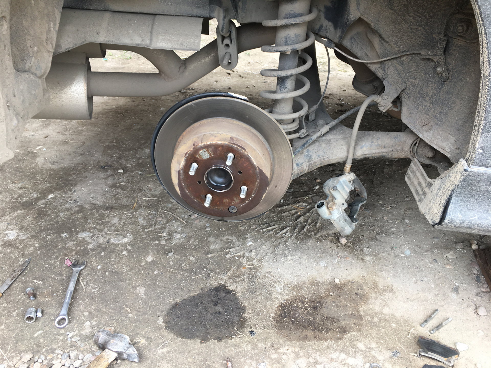 32. ТО задних дисковых тормозов. — Toyota Corolla Fielder (E130), 1,5 л ...