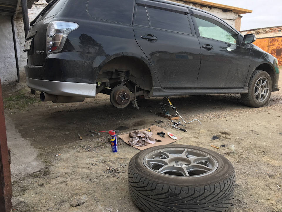 32. ТО задних дисковых тормозов. — Toyota Corolla Fielder (E130), 1,5 л ...