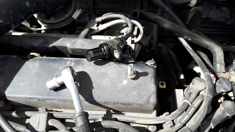 Аккуратно вытаскиваем сам датчик распредвала и протираем все сухой тряпкой — Ford Focus Wagon I