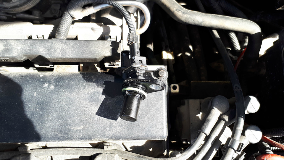 Новое кольцо Bosch (арт. 2440210012) заняло свое место — Ford Focus Wagon I. Запчасти на фото: 2440210012