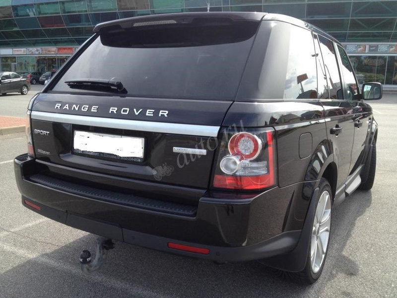 Дверь range rover sport. Range Rover Sport 2008 сзади. Накладка крышки багажника Рендж Ровер спорт 2010. Дверь багажника range Rover Sport 2008. Накладка на багажник range Rover Sport.