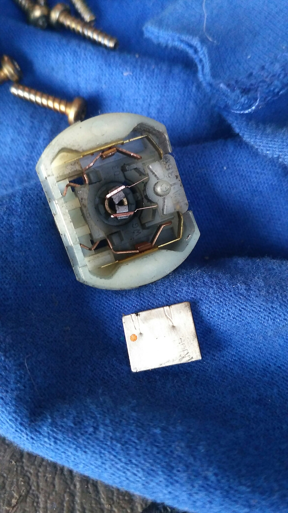 Не открывается багажник с кнопки… Но не кнопка… — Chrysler Voyager (4G ...