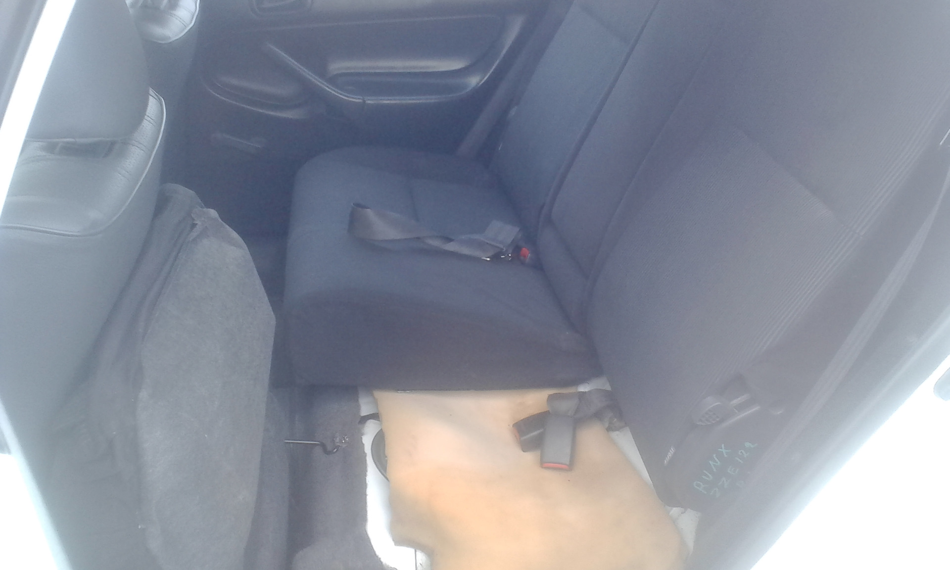 королла 170 заднее сиденье. Toyota corolla 120 снятие сидения. снятие задних сидений toyota corolla fielder. снять задние сиденья филдер. Toyota corolla fielder 2012 задние сиденья.