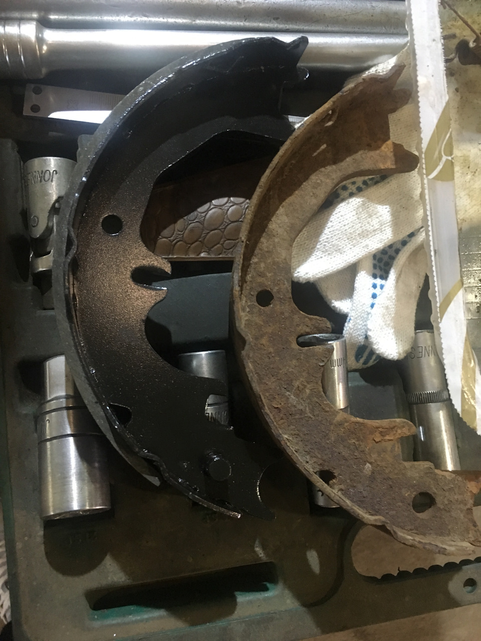 справа пустая колодка без фрикционной накладки — Toyota Land Cruiser Prado 120-series