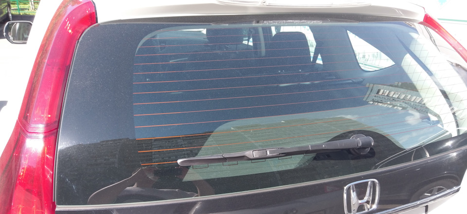 Рис. 3. Щетка Denso на задней двери — Honda CR-V (RM)