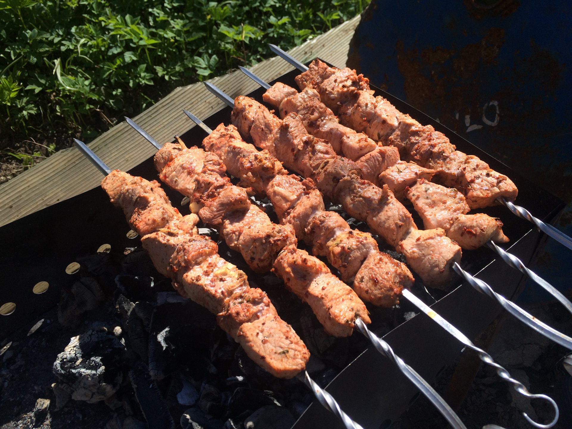 шашлычок в бане. застолье в бане. пиво в бане. баня шашлык. лето дача шашлыки.