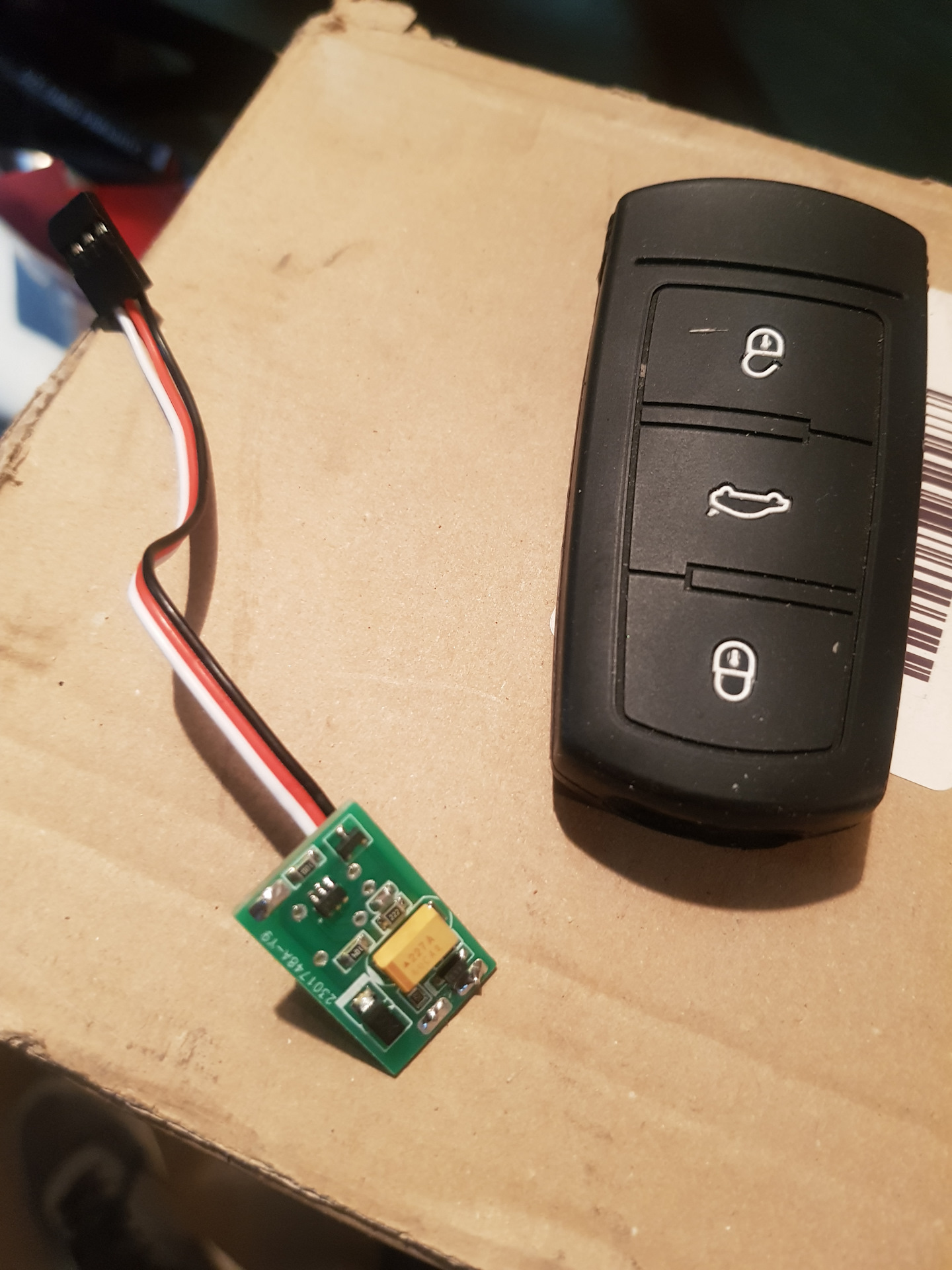 Закрытие электробагажника с ключа — Volkswagen Passat Variant (B6), 2 л ...