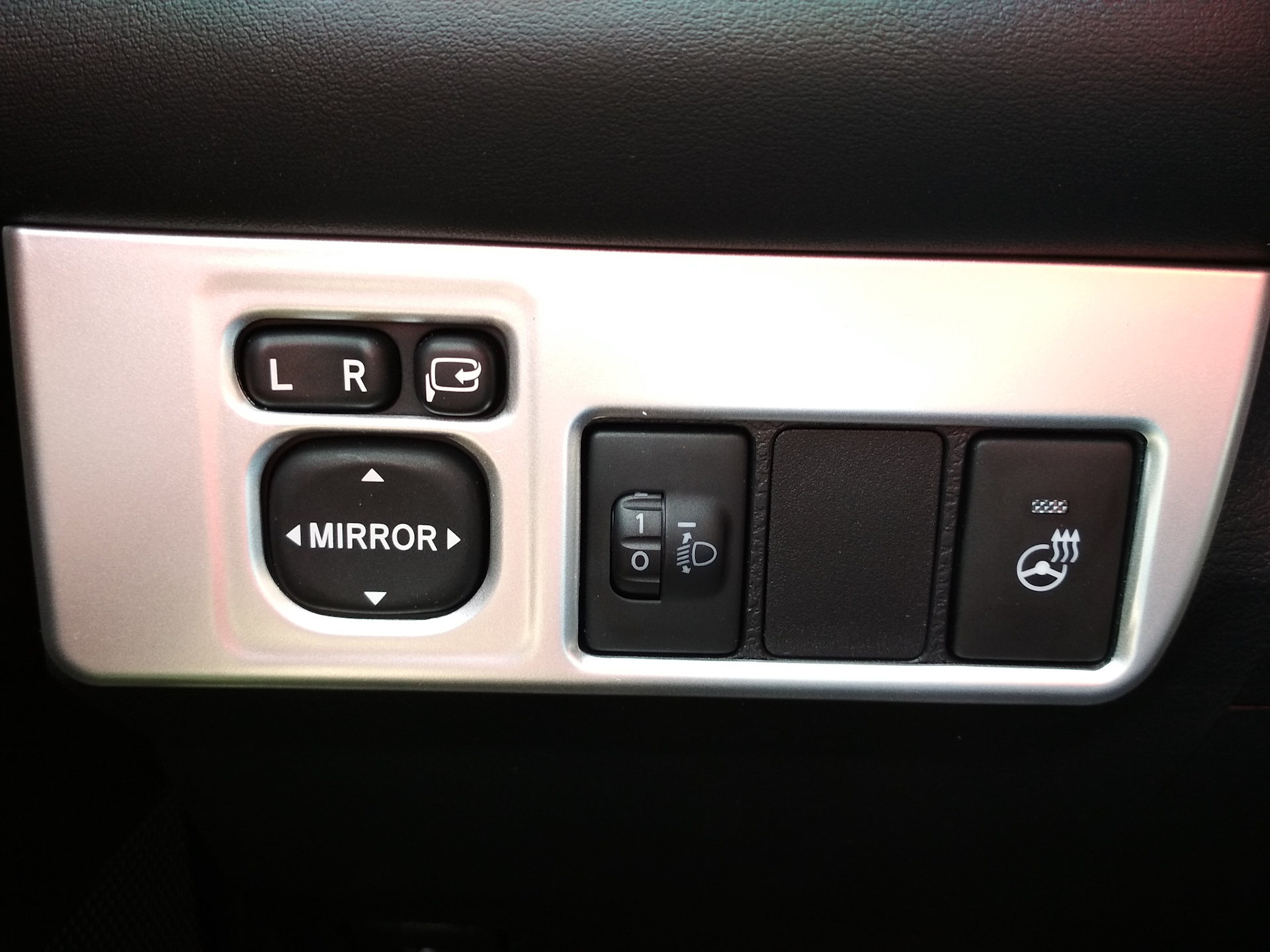 Рав 4 кнопку. Кнопка Toyota RAV 4 2013 года доп кнопки. Toyota rav4, 2009 кнопка ESP. Кнопка подогрева зеркал рав 4 2013. Кнопка view Toyota rav4.
