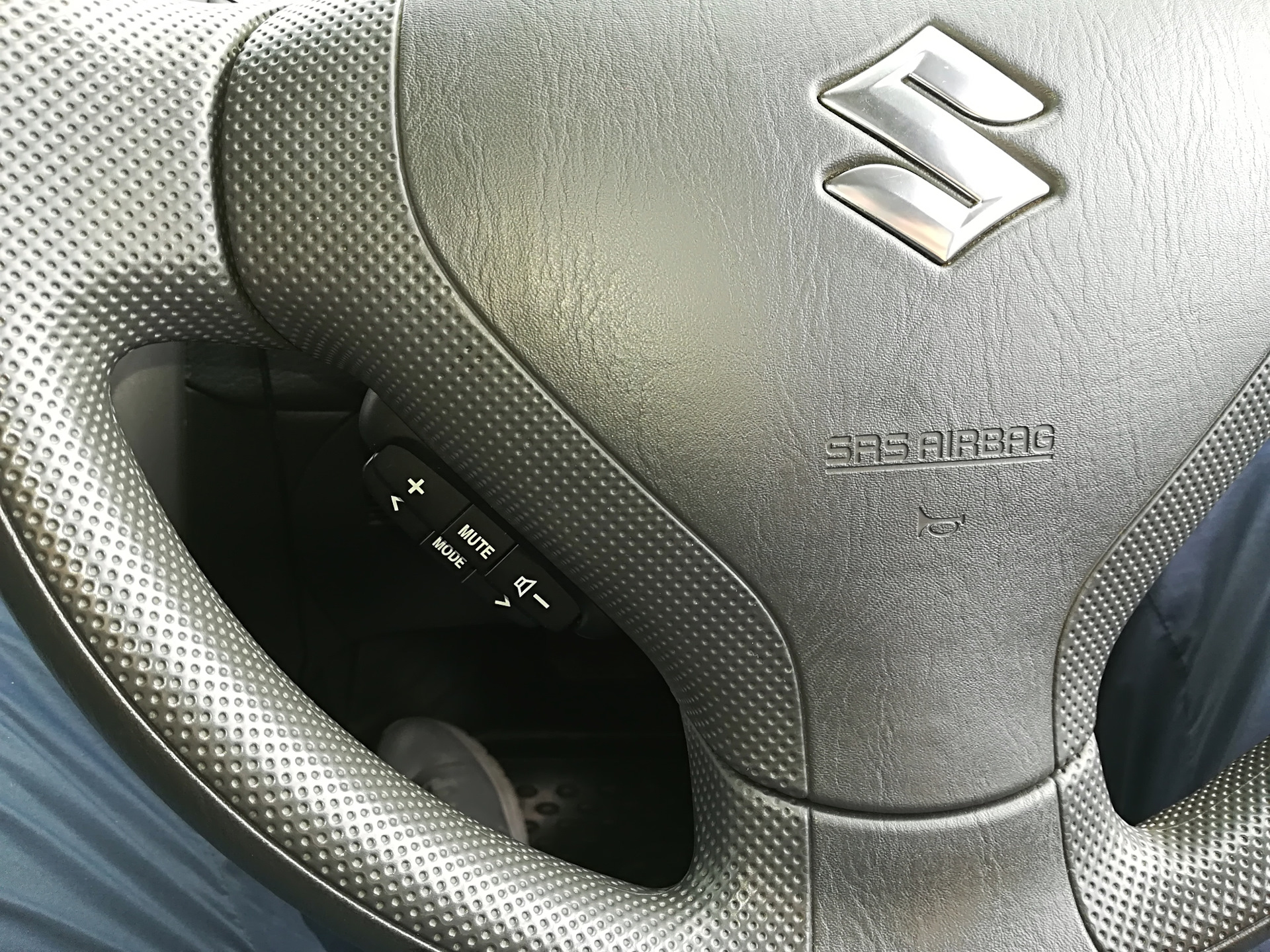 Мультируль сузуки. Кнопки на руле в suzuki grand vitara 1. Мультируль на сузуки свифт. Стандартный руль эскудо. Кнопки на руле сузуки витара 2006.